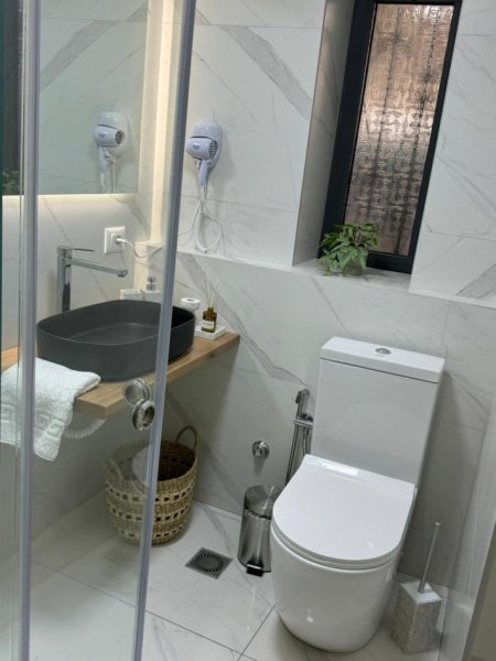 Tirane, jepet me qera apartament 2+1+Aneks+Ballkon Kati 1, 80 m² 700 € (Pran Ambasades Amerikane " rr. Ali Visha")