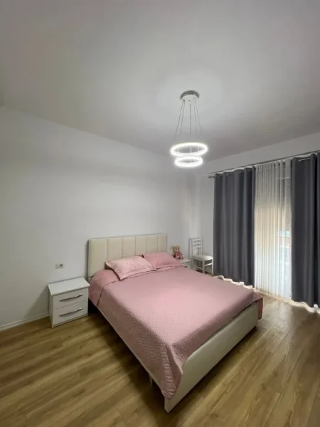 Tirane, jepet me qera apartament 1+1+Aneks+Ballkon Kati 4, 70 m² 600 € (Ish Fusha e Aviacionit " rr. Dafineve")