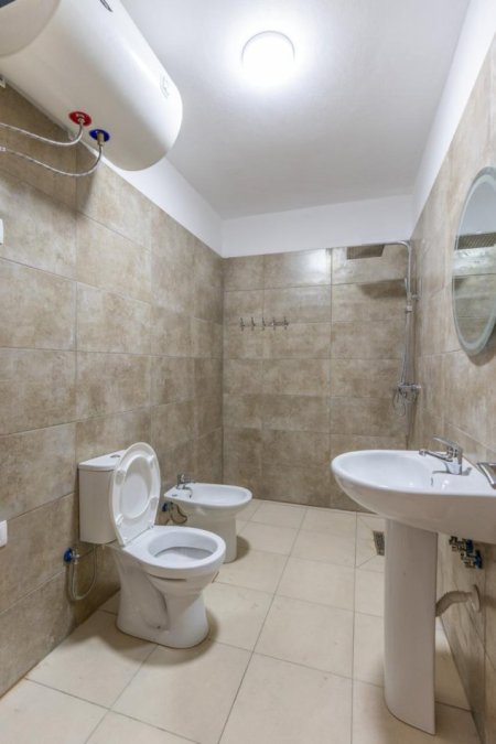 Tirane, jepet me qera apartament 2+1+Ballkon Kati 3, 90 m² 420 € (rruga 5 maji)