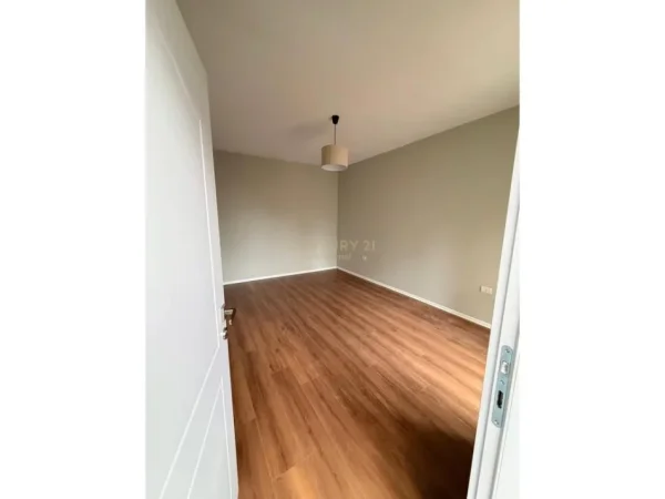 Tirane, jepet me qera zyre Kati 3, 80 m² 700 € (ish Ekspozita)