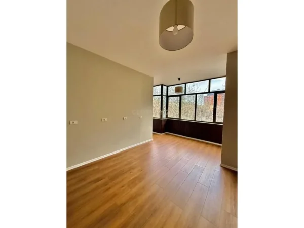 Tirane, jepet me qera zyre Kati 3, 80 m² 700 € (ish Ekspozita)