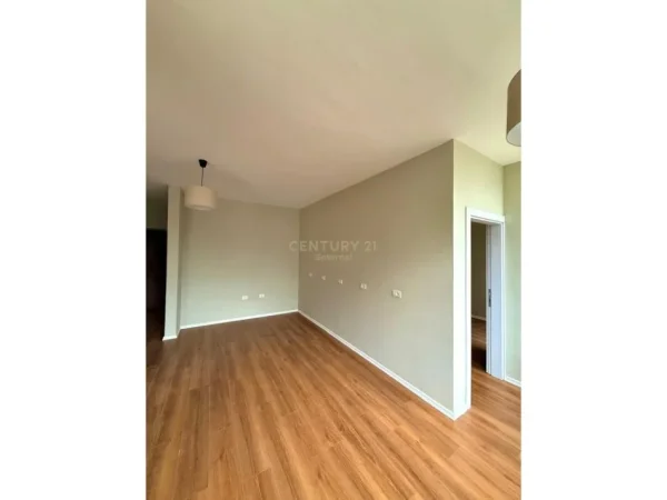 Tirane, jepet me qera zyre Kati 3, 80 m² 700 € (ish Ekspozita)