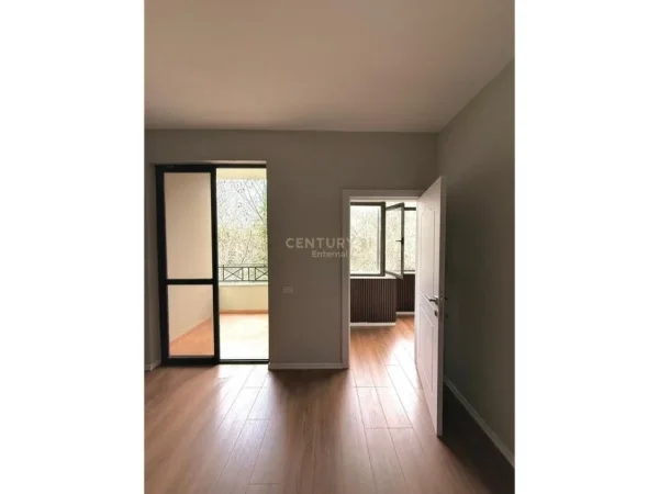 Tirane, jepet me qera zyre Kati 3, 80 m² 700 € (ish Ekspozita)