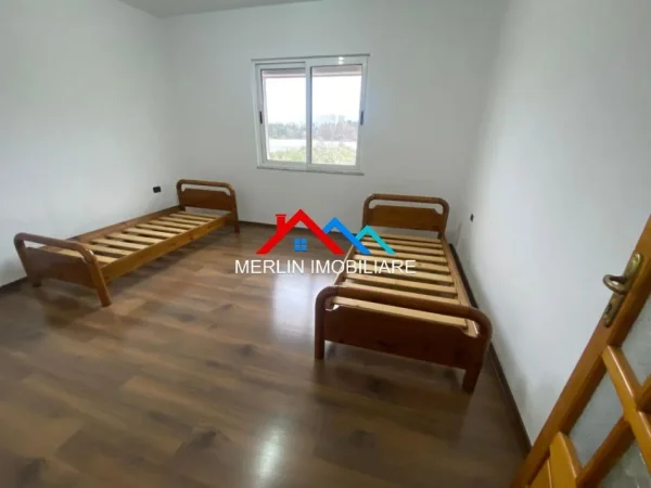 Tirane, jepet me qera apartament 1+1+Ballkon Kati 2, 78 m² 520 € (LIQENI ARTIFICIAL)