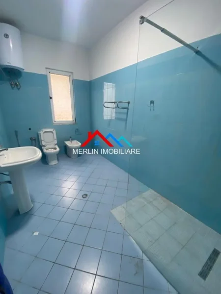 Tirane, jepet me qera apartament 1+1+Ballkon Kati 2, 78 m² 520 € (LIQENI ARTIFICIAL)