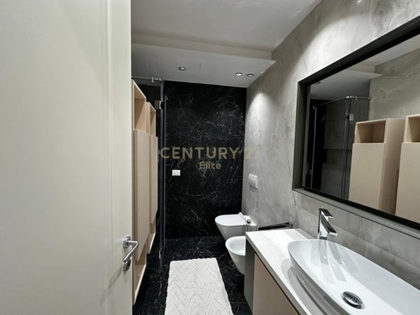 Tirane, jepet me qera apartament 2+1 Kati 3, 145 m² 3.500 € (Qender)