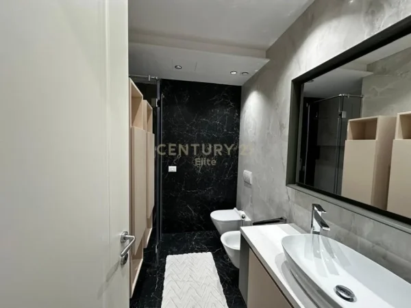 Tirane, jepet me qera apartament 2+1 Kati 3, 145 m² 3.500 € (Qender)