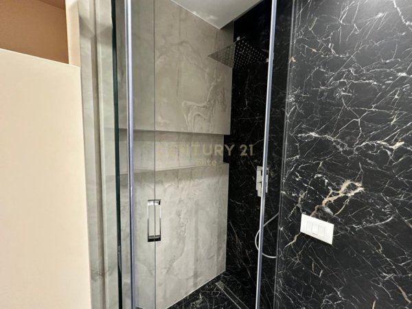 Tirane, jepet me qera apartament 2+1 Kati 3, 145 m² 3.500 € (Qender)