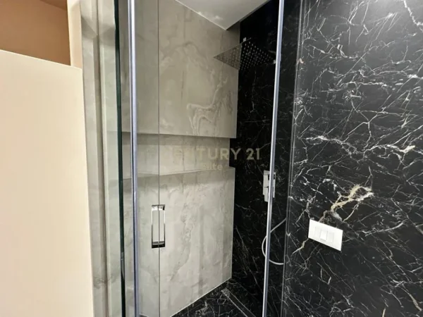 Tirane, jepet me qera apartament 2+1 Kati 3, 145 m² 3.500 € (Qender)