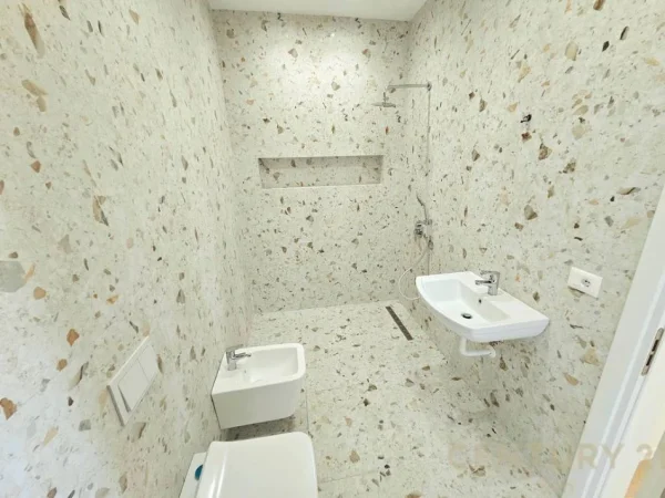 Tirane, jepet me qera ambjent biznesi Kati 19, 77 m² 885 € 