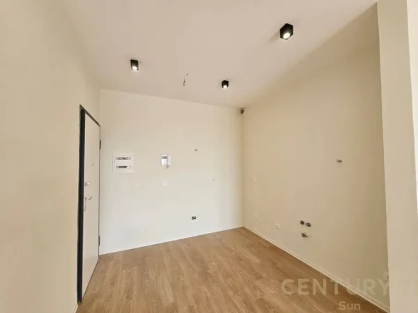 Tirane, jepet me qera ambjent biznesi Kati 19, 77 m² 885 € 