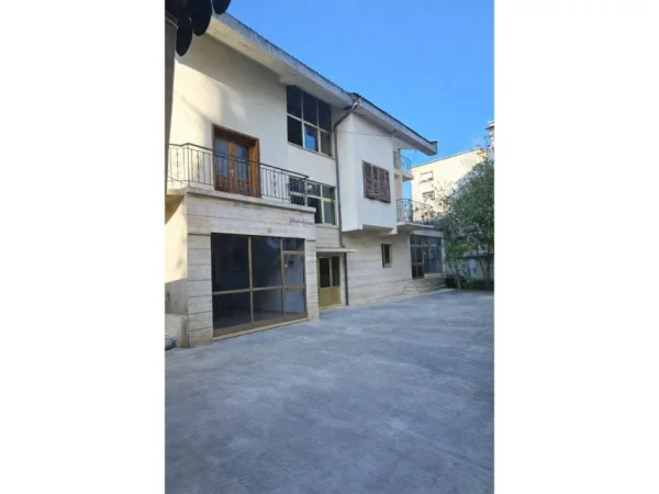 Tirane, jepet me qera Vile 3 Katshe , 750 m² 4.500 € (Restorant Durresi)