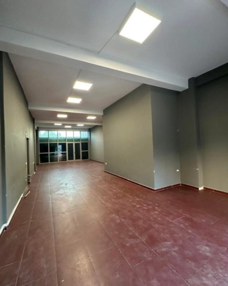 Tirane, jepet me qera dyqan Kati 0, 105 m² 700 € (Astir)