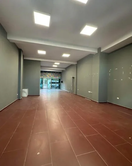 Tirane, jepet me qera dyqan Kati 0, 105 m² 700 € (Astir)