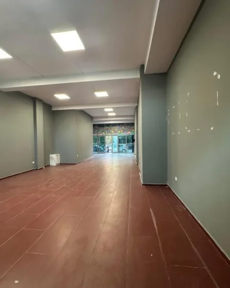 Tirane, jepet me qera dyqan Kati 0, 105 m² 700 € (Astir)