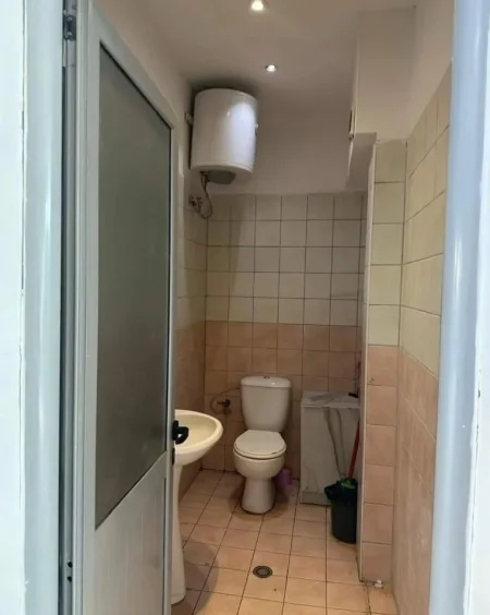 Tirane, jepet me qera dyqan Kati 0, 105 m² 700 € (Astir)