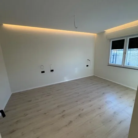 Tirane, jepet me qera apartament 1+1+Ballkon Kati 3, 50 m² 800 € 