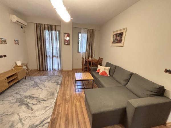 Tirane, jepet me qera apartament 2+1+Ballkon Kati 2, 90 m² 720 €