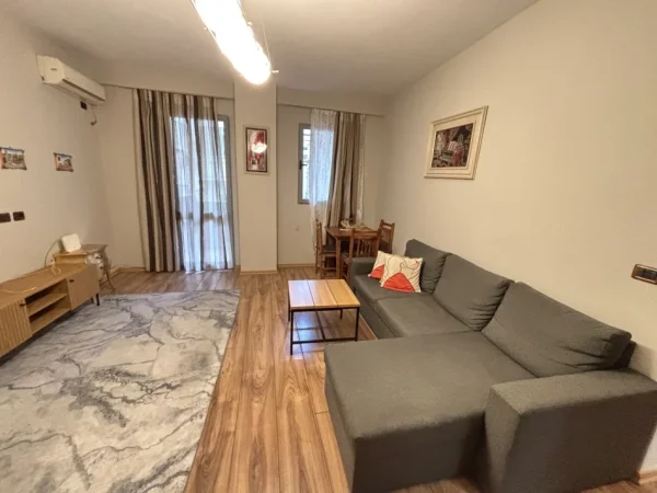 Tirane, jepet me qera apartament 2+1+Ballkon Kati 2, 90 m² 720 €