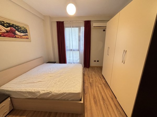Tirane, jepet me qera apartament 2+1+Ballkon Kati 2, 90 m² 720 €