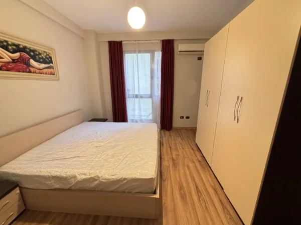 Tirane, jepet me qera apartament 2+1+Ballkon Kati 2, 90 m² 720 €