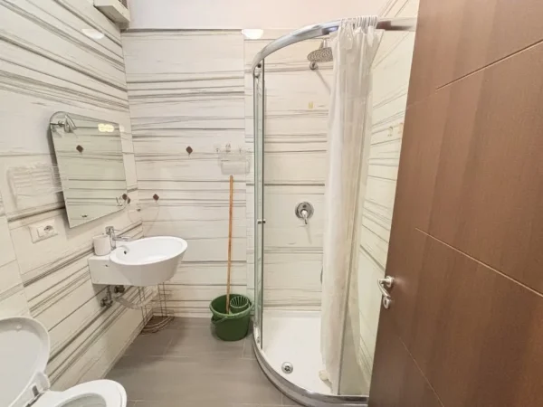 Tirane, jepet me qera apartament 2+1+Ballkon Kati 2, 90 m² 720 €