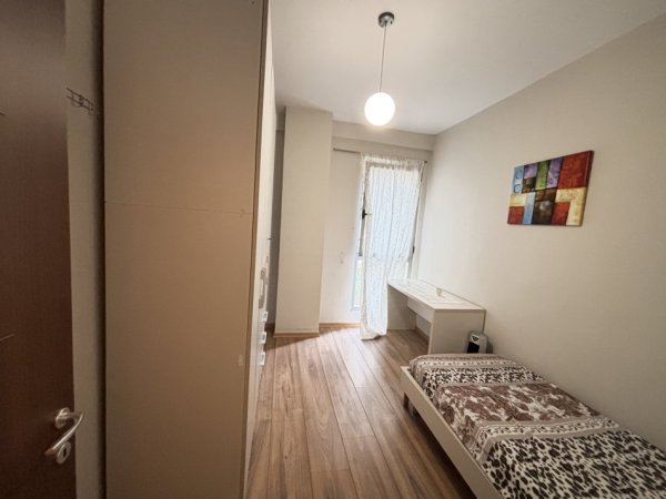 Tirane, jepet me qera apartament 2+1+Ballkon Kati 2, 90 m² 720 €