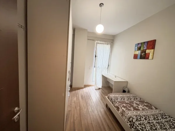 Tirane, jepet me qera apartament 2+1+Ballkon Kati 2, 90 m² 720 €