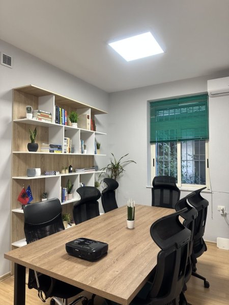 Tirane, jap me qera zyre Kati 1, 50 m² 550 € (Pallatet Agimi)