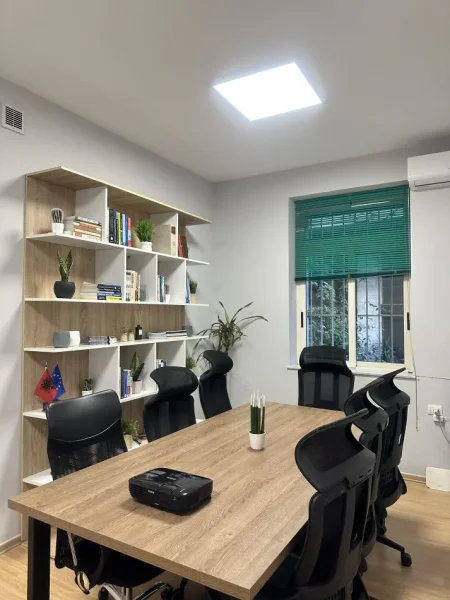 Tirane, jap me qera apartament 1+1 Kati 1, 50 m² 550 € (Pallatet Agimi)