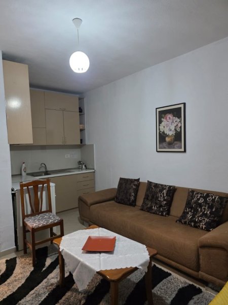 Tirane, jepet me qera garsonier 1+1 Kati 1, 200 € (Rr. Vellezrit Kondi)