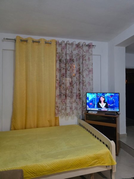 Tirane, jepet me qera garsonier 1+1 Kati 1, 200 € (Rr. Vellezrit Kondi)