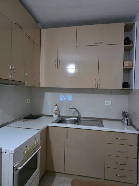 Tirane, jepet me qera garsonier 1+1 Kati 1, 200 € (Rr. Vellezrit Kondi)