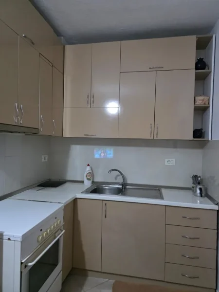 Tirane, jepet me qera garsonier 1+1 Kati 1, 200 € (Rr. Vellezrit Kondi)