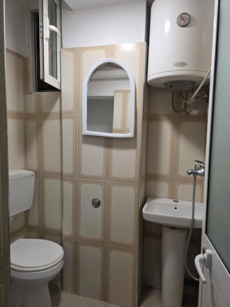 Tirane, jepet me qera garsonier 1+1 Kati 1, 200 € (Rr. Vellezrit Kondi)