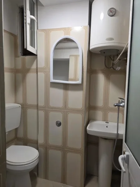 Tirane, jepet me qera garsonier 1+1 Kati 1, 200 € (Rr. Vellezrit Kondi)