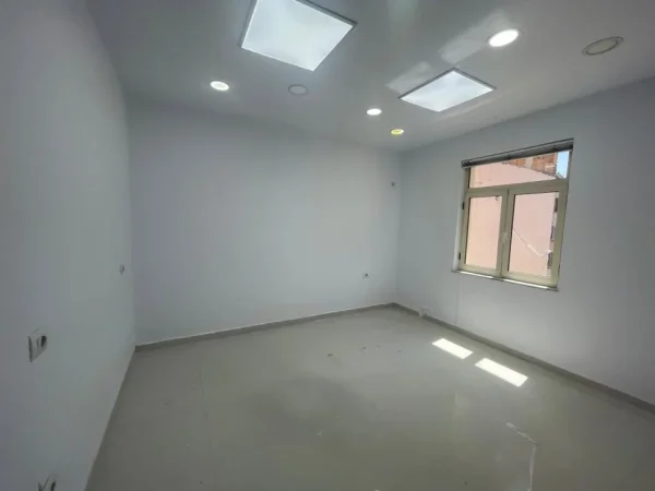 Tirane, jepet me qera zyre Kati 3, 85 m² 600 € (BLLOKU)