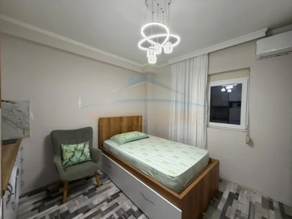 Durres, jepet me qera garsonier 1+1 Kati 4, 30 m² 300 € (Prane Tatimeve, Durres)
