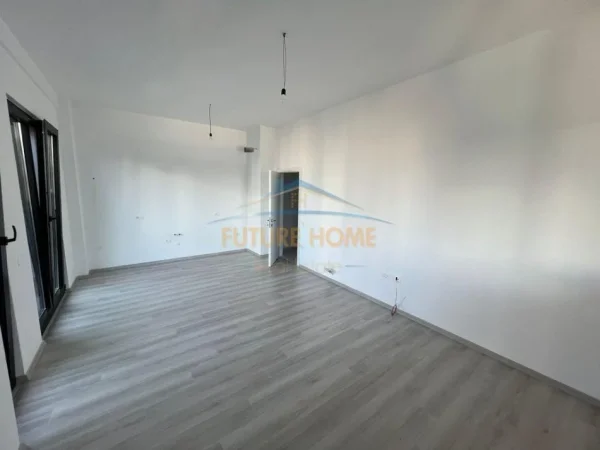 Tirane, jepet me qera zyre Kati 8, 120 m² 800 € (Rruga e Kavajes)