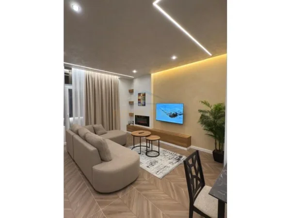 Durres, jepet me qera apartament 2+1 , 1.200 € 