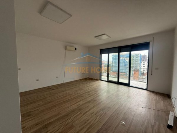 Tirane, jepet me qera zyre Kati 6, 132 m² 700 € (Don Bosko)