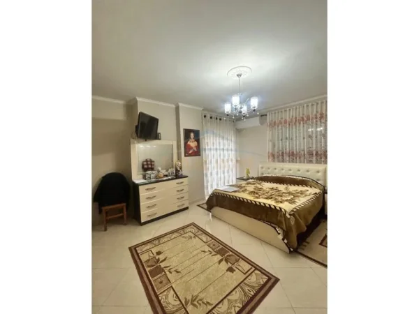 Tirane, shitet apartament 2+1+Ballkon Kati 3, 177 m² (Fresk)