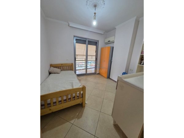 Tirane, shitet apartament 2+1+Ballkon Kati 8, 109 m² 175.000 € (Rruga Jordan Misja)
