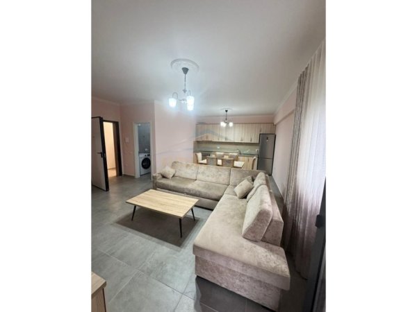 Tirane, jepet me qera apartament 1+1+Ballkon Kati 5, 77 m² 500 € (Unaza e Re)