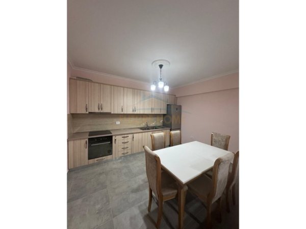 Tirane, jepet me qera apartament 1+1+Ballkon Kati 5, 77 m² 500 € (Unaza e Re)