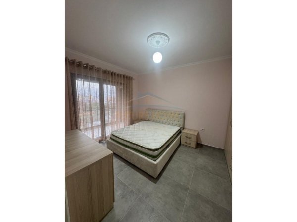 Tirane, jepet me qera apartament 1+1+Ballkon Kati 5, 77 m² 500 € (Unaza e Re)