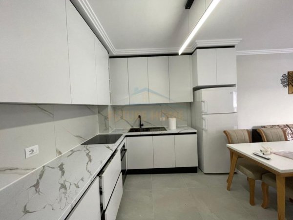 Tirane, jepet me qera apartament 2+1+Ballkon Kati 6, 97 m² 550 € (QTU)
