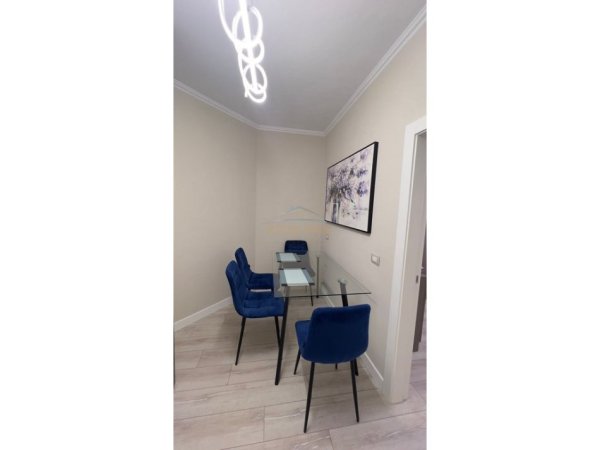 Tirane, jepet me qera apartament 1+1+Ballkon Kati 4, 75 m² 900 € (Rruga e Kosovareve)