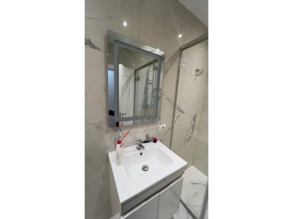 Tirane, jepet me qera apartament 1+1+Ballkon Kati 4, 75 m² 900 € (Rruga e Kosovareve)
