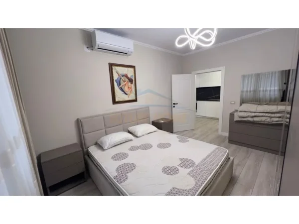 Tirane, jepet me qera apartament 1+1+Ballkon Kati 4, 75 m² 900 € (Rruga e Kosovareve)